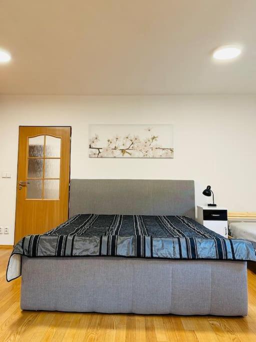 Family-Friendly Prague 5 Stay Екстериор снимка